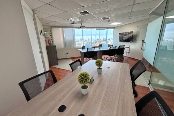 Escritorios del área de coworking de la oficina 1506 en Miraflores