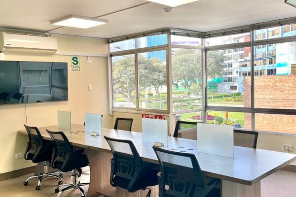 Profesionales trabajando en el área compartida de coworking en San Isidro