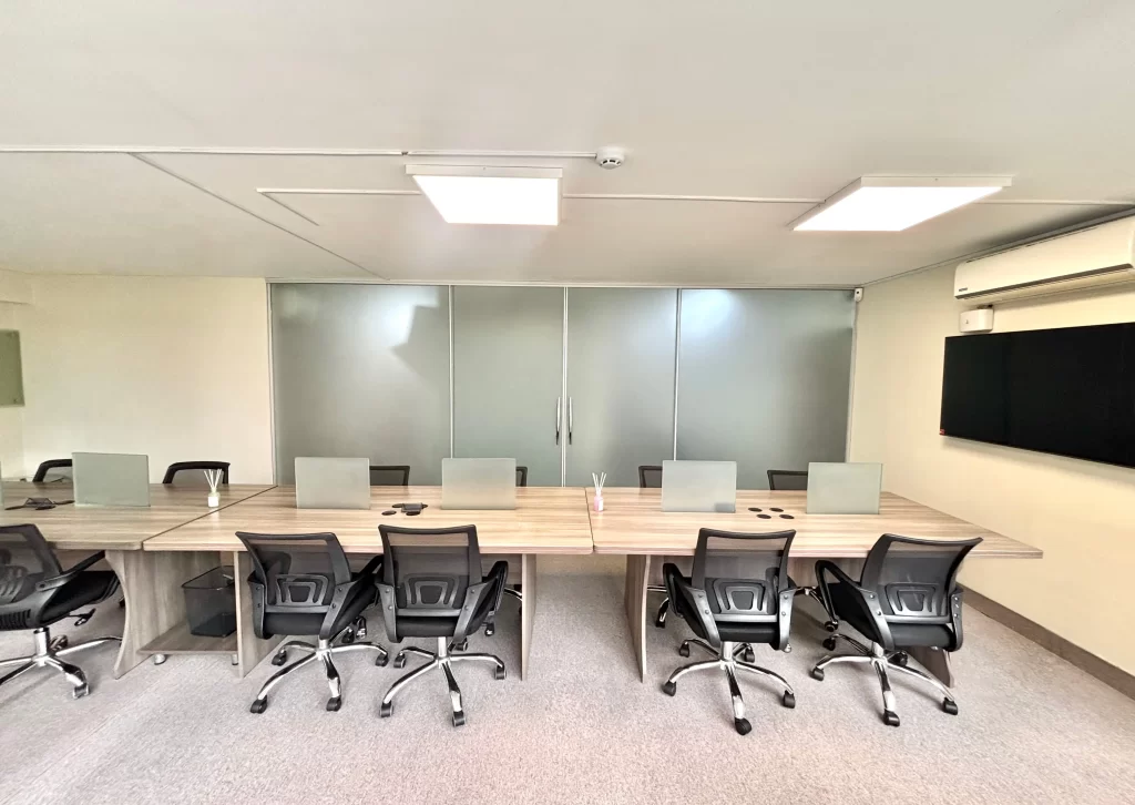 Oficina 302 — La sala completa