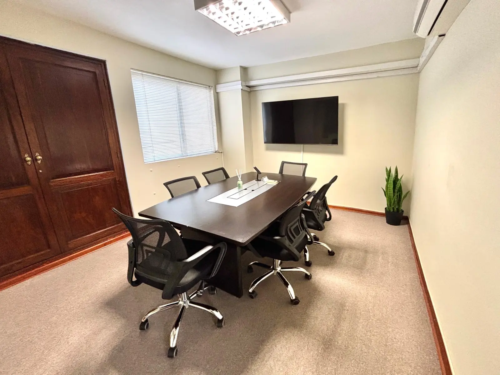 Sala de reuniones que se alquila por horas en San Isidro con Smart TV