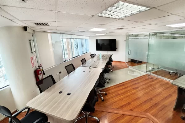 Sala multifuncional 1506 en Miraflores: mesa amplia para reuniones y capacitaciones con Smart TV — Lima Coworking