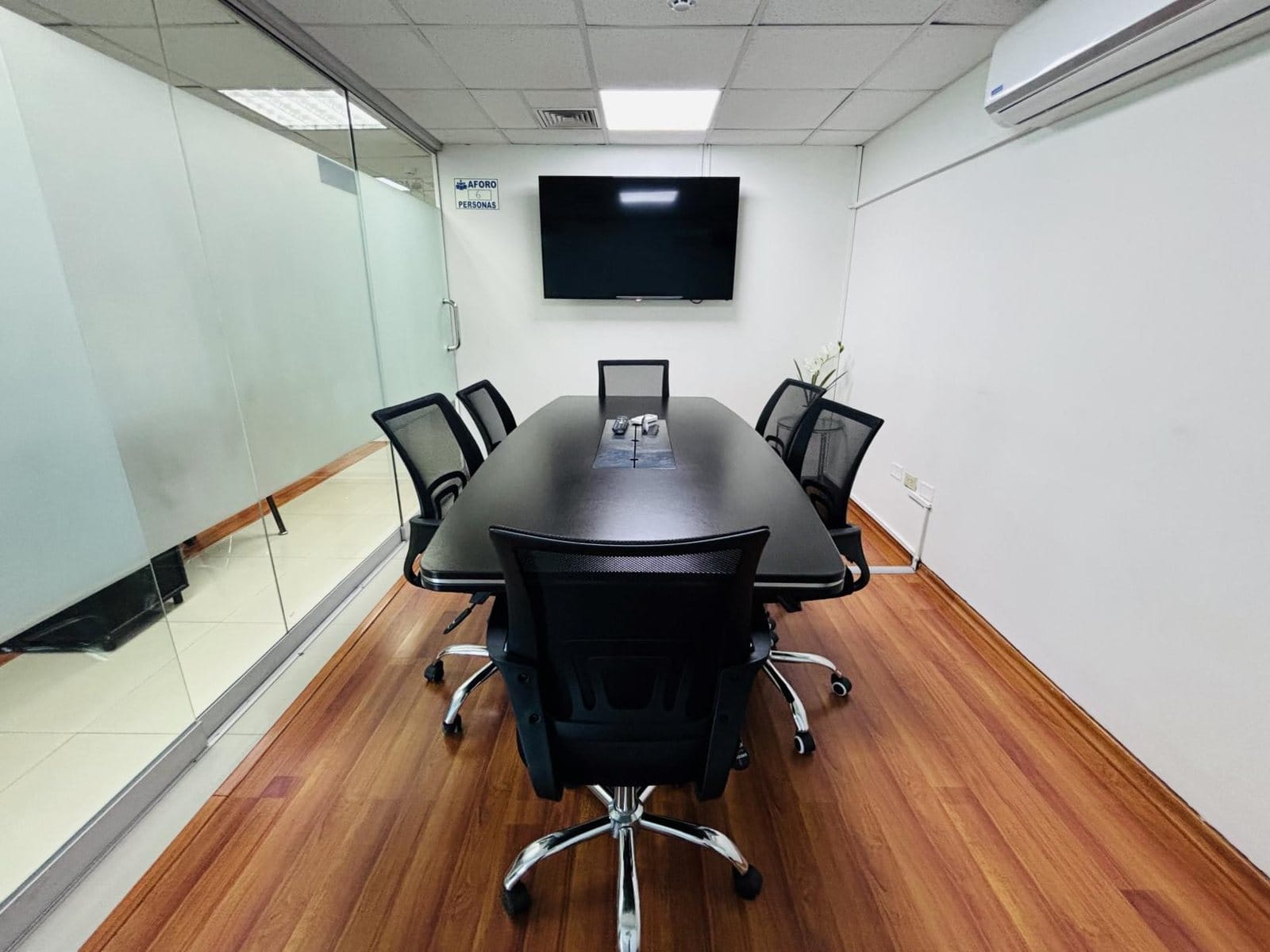 Sala de Reuniones Oficina 1506, Miraflores — hasta 6 personas, con Smart TV y pizarra de vidrio