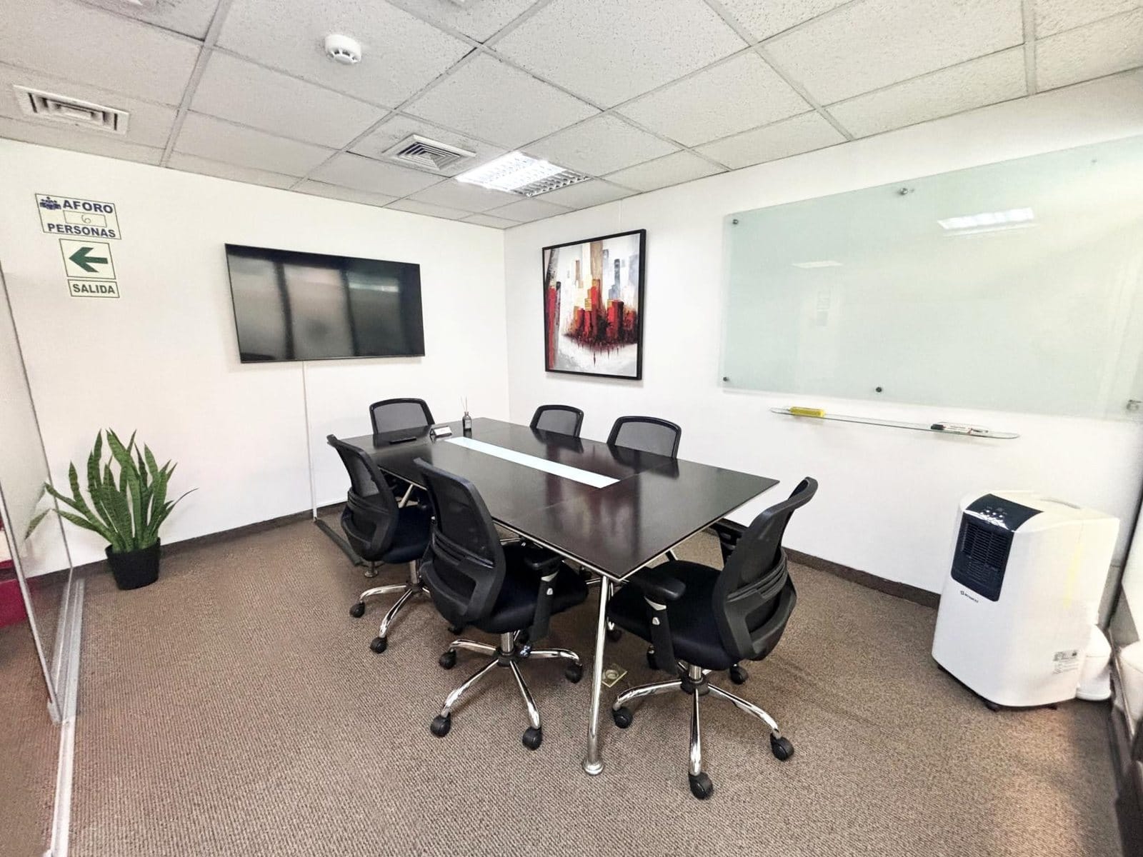 Meeting room for up to 6 people on the 19th floor in Miraflores, Lima